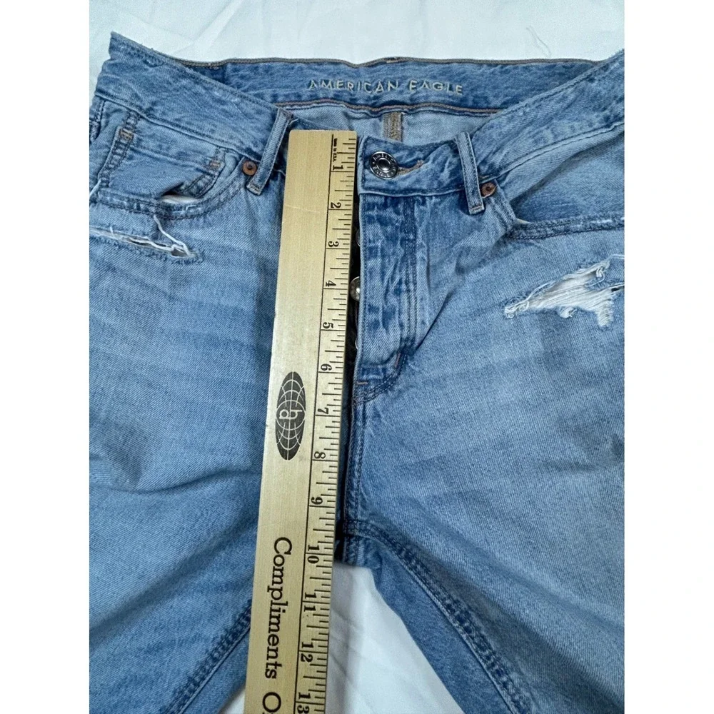 American Eagle Mom Jeans Ripped Distressed Light Wash Denim‎ Size 2